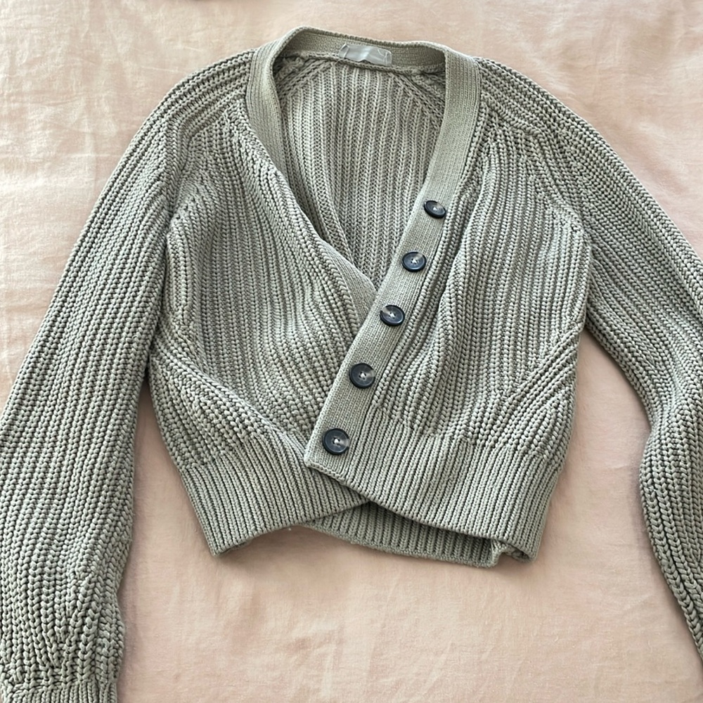 Everlane GUC knitted cardigan in light sage green 🌿